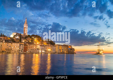 Città costiera di Rovigno, Istria, Croazia nel tramonto. Foto Stock