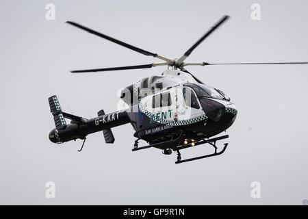 Kent Surrey Sussex Air Ambulance G-KAAT sbarco. Foto Stock