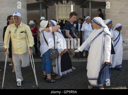 Madre Teresa sorelle frequentare la canonizzazione a Roma e sono accolti da volontari e ben wishers Foto Stock
