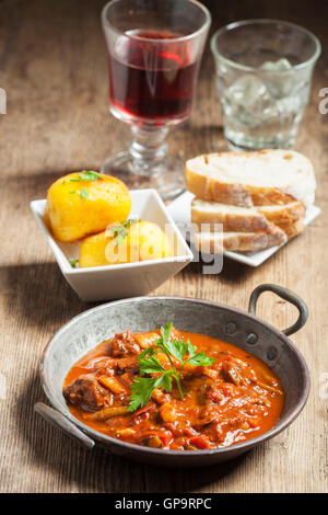 Gulasch ungherese in una pentola Foto Stock