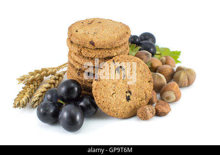 I cookie di integrale con uva e nocciole isolato Foto Stock