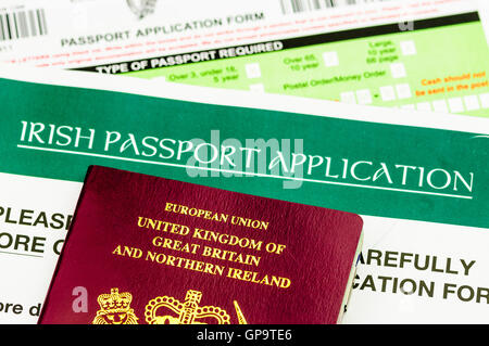 Le persone nate in Irlanda del Nord sono autorizzati a doppia cittadinanza sia della Repubblica di Irlanda (Eire) e Regno Unito (UK) Foto Stock