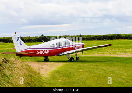 G-BOAH Piper PA-28-161 (1984) sull'erba in corrispondenza di un aerodromo. Foto Stock