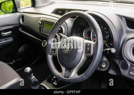 Interno di un 2013 Toyota Yaris, con guida a destra, UK. Foto Stock