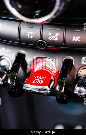 Il pulsante ENGINE START/STOP in un 2016 Mini Foto Stock