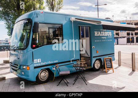 L'originale Hairbus, un mobile barbieri shop per la cura del corpo maschile di salone in un furgone, Belfast Foto Stock