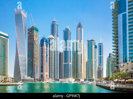 Marina di Dubai Skyline e il porto della città di Dubai Emirati Arabi Uniti EMIRATI ARABI UNITI MEDIO ORIENTE Foto Stock