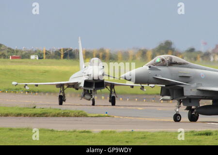 Due RAF Eurofighter Typhoon FGR4s (ZK352 e ZJ930), in taxi all'Aeroporto di Prestwick al loro arrivo per l'Airshow 2016. Foto Stock