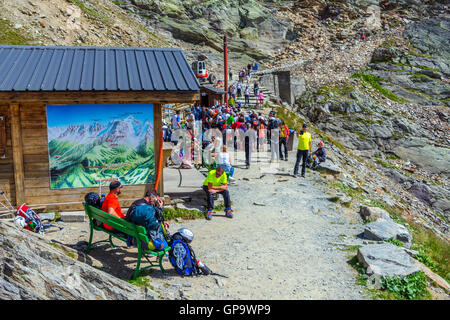 La Folla di escursionisti, alpinisti e turisti presso il Nid d'Aigle, Mont Blanc Tram, Chamonix, Francia Foto Stock