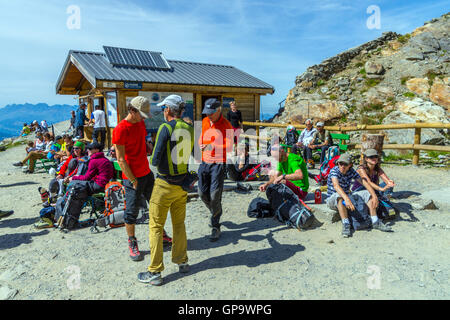 La Folla di escursionisti, alpinisti e turisti presso il Nid d'Aigle, Mont Blanc Tram, Chamonix, Francia Foto Stock