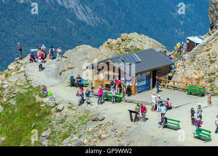 La Folla di escursionisti, alpinisti e turisti presso il Nid d'Aigle, Mont Blanc Tram, Chamonix, Francia Foto Stock