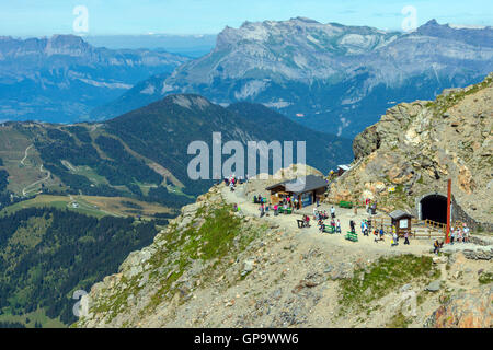 La Folla di escursionisti, alpinisti e turisti presso il Nid d'Aigle, Mont Blanc Tram, Chamonix, Francia Foto Stock