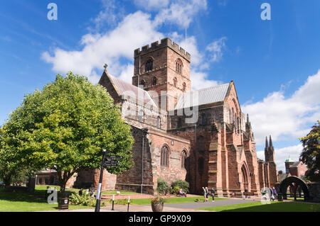 Vista da sud ovest della cattedrale di Carlisle, Cumbria, England, Regno Unito Foto Stock