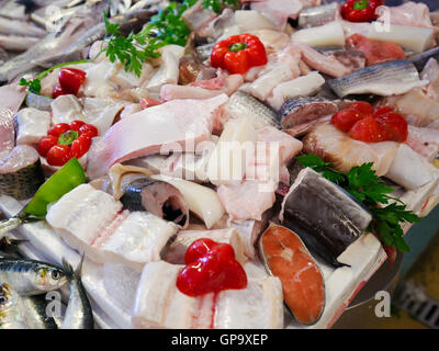 Assortimento di pesce fresco nel mercato del pesce della Costa Nova, Aveiro, Centro, Portogallo Foto Stock