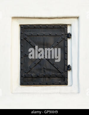 Vecchio nero porta di metallo, chiuso nel muro bianco Foto Stock