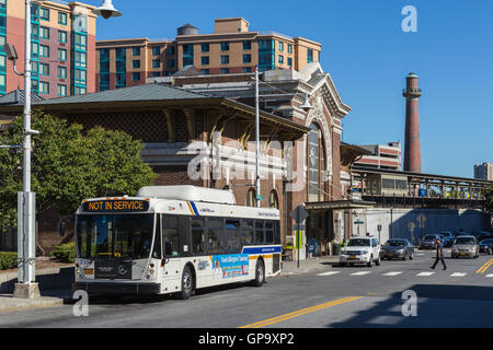 Un Westchester County Bee-Sistema di linea e parcheggiata in attesa per il suo prossimo incarico al di fuori della stazione ferroviaria in Yonkers, New York. Foto Stock