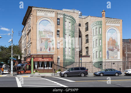 Uno dei gateway per Waterfront murales in Richard Haas murale quartiere storico in Yonkers, New York. Foto Stock