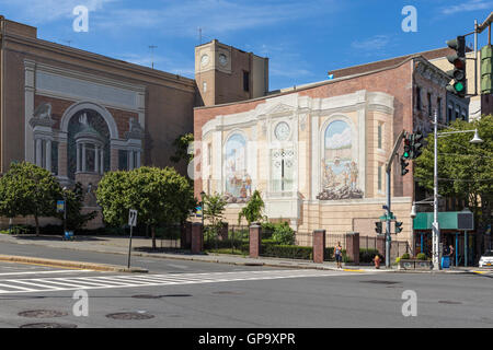 Due dei 'Gateway per Waterfront' murales sulle pareti di un edificio in Richard Haas murale quartiere storico in Yonkers, New York. Foto Stock