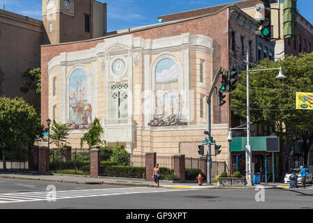 Uno dei 'Gateway per Waterfront' murales su una parete di un edificio in Richard Haas murale quartiere storico in Yonkers, New York. Foto Stock