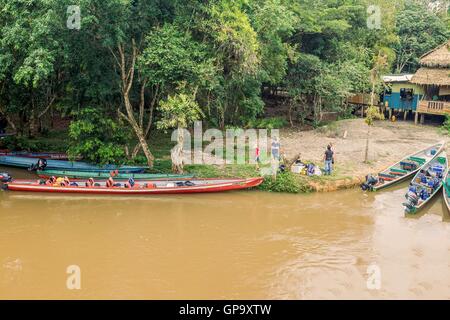 Lago Agrio, Ecuador - 19 Marzo 2015: Lago Agrio, turisti forniture di caricamento su barche di legno pronto a prendere i passeggeri di Cuyabeno Foto Stock