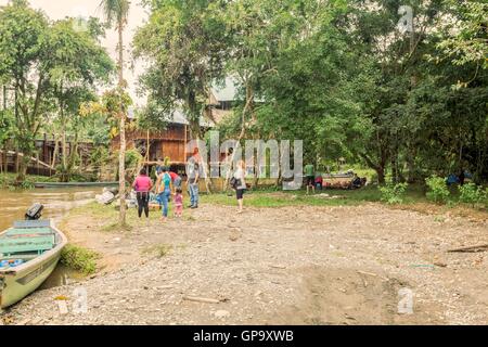 Lago Agrio, Ecuador - 19 marzo 2015, i turisti forniture di caricamento su barche di legno pronto a prendere i passeggeri di Cuyabeno Wildlife Res Foto Stock