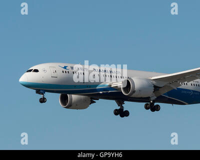 XiamenAir (Xiamen Airlines) 787-8 Boeing Dreamliner aereo jet B-2769 dall'Aeroporto Internazionale di Vancouver Foto Stock