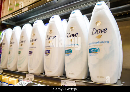 Ripiani di Colomba di lavaggio del corpo e sapone sul visualizzatore in corrispondenza di una farmacia Foto Stock