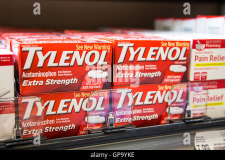 Oltre il contatore antidolorifico scatole di Tylenol impilati su uno scaffale in una farmacia Foto Stock