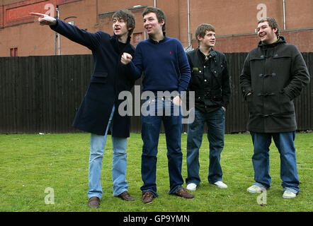 Arctic Monkeys da sinistra, Alex Turner, voce, Matt Helders, tamburi, Jamie Cook, chitarra e Andy Nicholson, bass, Foto Stock