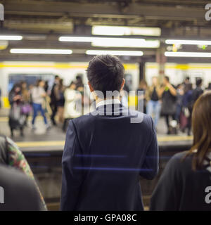 I passeggeri in viaggio da Tokyo metropolitana. Foto Stock