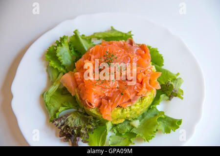 Insalata di salmone affumicato, avocado e lattuga. Chiudere la vista. Foto Stock