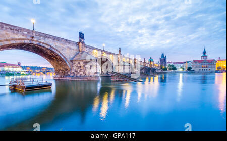 Il Ponte Carlo si trova a Praga, Repubblica Ceca. Finito nel XV secolo, è un gotico medievale ponte che attraversa il Foto Stock