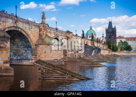 Il Ponte Carlo si trova a Praga, Repubblica Ceca. Finito nel XV secolo, è un gotico medievale ponte che attraversa il Foto Stock