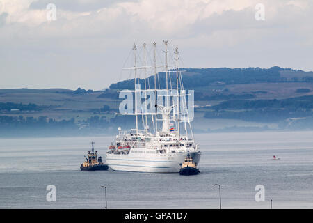 Wind surf Luxury Liner entrando in Leith Harbour Foto Stock