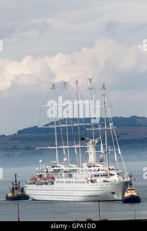 Wind surf Luxury Liner entrando in Leith Harbour Foto Stock