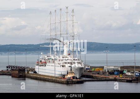 Wind surf Luxury Liner entrando in Leith Harbour Foto Stock