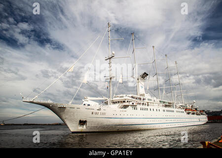 Wind surf Luxury Liner entrando in Leith Harbour Foto Stock