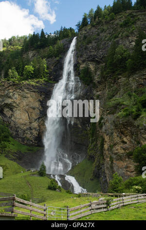 L'acqua Fallbach caduta è la cascata più alta in Carinzia, Austria. Foto Stock