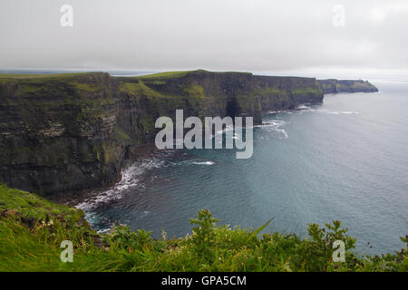 Scogliere di Moher in Irlanda in un giorno nuvoloso Foto Stock