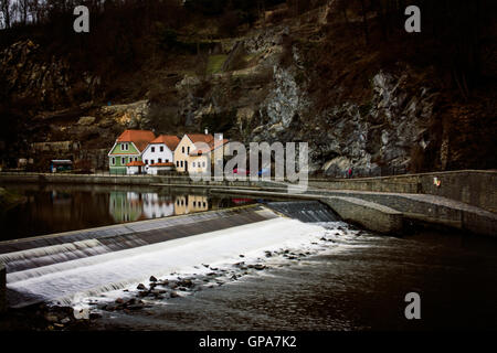 Case lungo il fiume a Cesky Krumlov Foto Stock