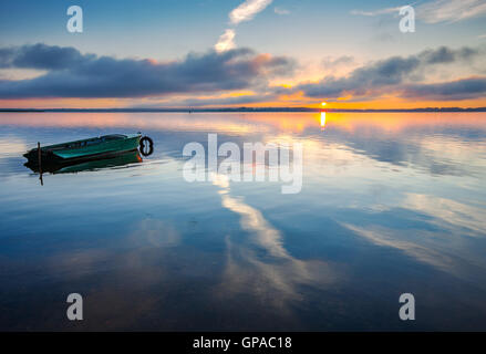 Alba sul lago Seliger, Ostashkov, Regione di Tver, Russia. Foto Stock