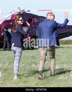 Il Duca e la Duchessa di Cambridge lasciare dopo aver visitato il centro della comunità sull'isola di St Martin's durante la loro visita alle Isole Scilly. Foto Stock