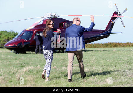 Il Duca e la Duchessa di Cambridge lasciare dopo aver visitato il centro della comunità sull'isola di St Martin's durante la loro visita alle Isole Scilly. Foto Stock