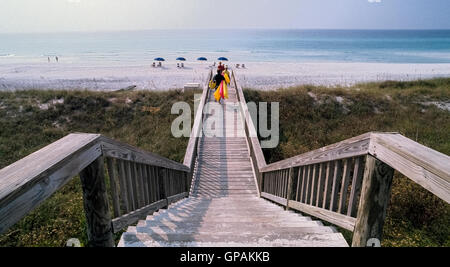 Passerelle elevate consentono di prevenire erosione spiaggia mantenendo beach frequentatori di calpestare la vegetazione e le dune di sabbia che offrono una protezione naturale per la riva del mare. Questo uomo percorso di legno protegge il litorale fornendo un passaggio pedonale sopra ecologicamente sensibile terreno lungo il Golfo del Messico a Venezia, Florida, Stati Uniti d'America. Foto Stock