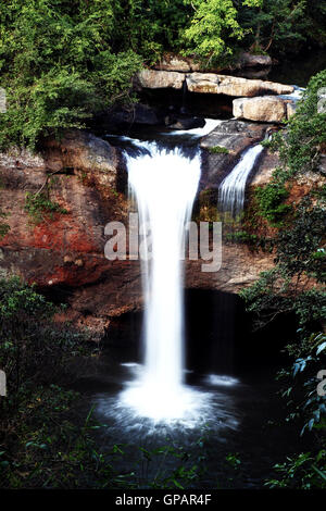 Haew suwat cascata in kao yai national park thailandia Foto Stock