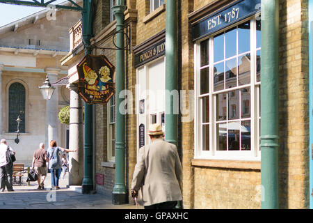 Londra, Inghilterra - 30 agosto 2016: un misterioso uomo cammina pass Punch & Judy pub nel mercato di Covent. Il pub è stato costruito in 1787 Foto Stock