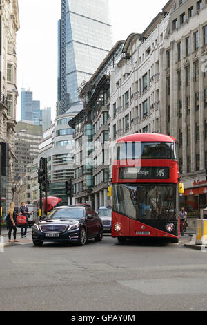 London, Regno Unito - 31 August 2016: automobili private e red London bus nel traffico vicino al Monumento Stazione della metropolitana Foto Stock