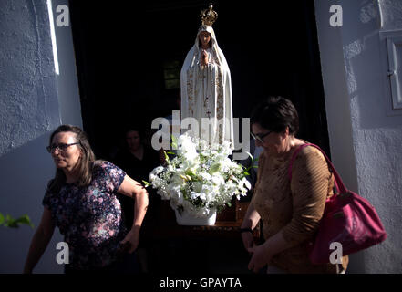 Le donne portano un immagine di Nostra Signora di Fatima viene visualizzato durante una celebrazione religiosa in El Gastor, Sierra de Cadice, Andalusia Foto Stock