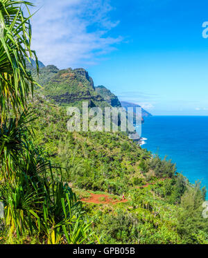 Alta prospettiva della Costa Na Pali in Kauai, con gli escursionisti sul Kalalau Trail Foto Stock