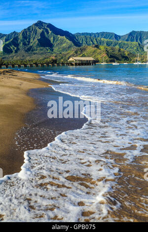 Hanalei Bay su Kauai, con il Molo di Hanalei nella distanza Foto Stock